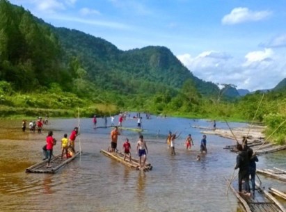 main-rakit-di-sungai-kapalo-banda-taram-payakumbuh-sumatra-barat